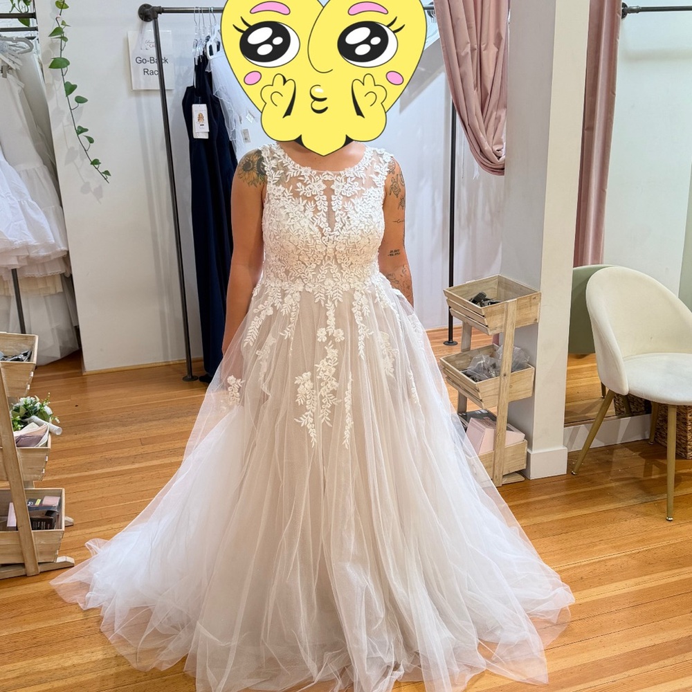 Elegant Lace Wedding Dress in White